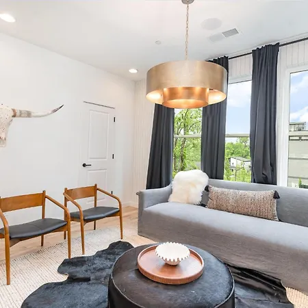 Holiday home Quadra-4 Unit Combo-rooftop Decks-mins To Broadway *