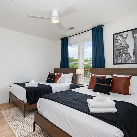 Quadra-4 Unit Combo-rooftop Decks-mins To Broadway