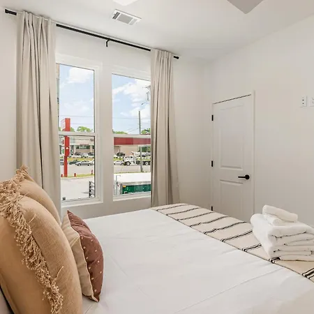 Quadra-4 Unit Combo-rooftop Decks-mins To Broadway