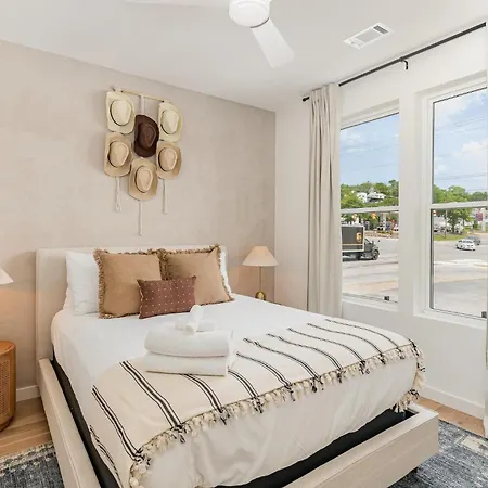 Quadra-4 Unit Combo-rooftop Decks-mins To Broadway Holiday home