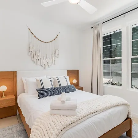Holiday home Quadra-4 Unit Combo-rooftop Decks-mins To Broadway