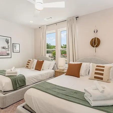 Quadra-4 Unit Combo-rooftop Decks-mins To Broadway Holiday home *
