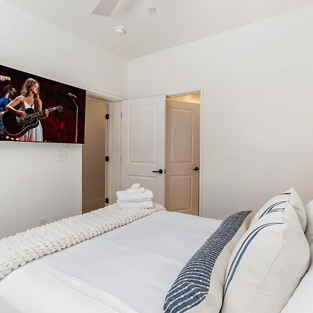 Holiday home Quadra-4 Unit Combo-rooftop Decks-mins To Broadway Nashville