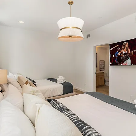 Holiday home Quadra-4 Unit Combo-rooftop Decks-mins To Broadway *
