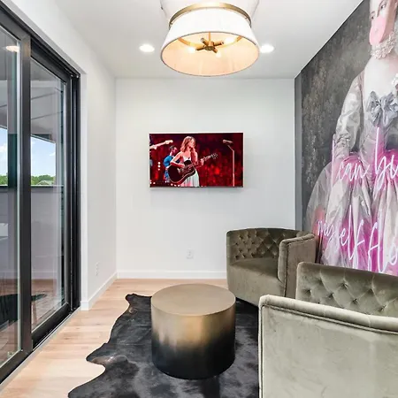 Holiday home Quadra-4 Unit Combo-rooftop Decks-mins To Broadway
