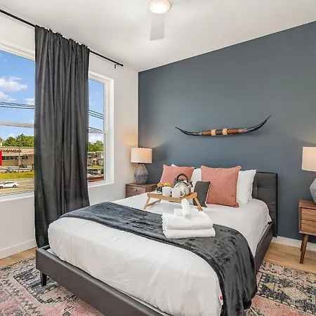 Quadra-4 Unit Combo-rooftop Decks-mins To Broadway Holiday home Nashville