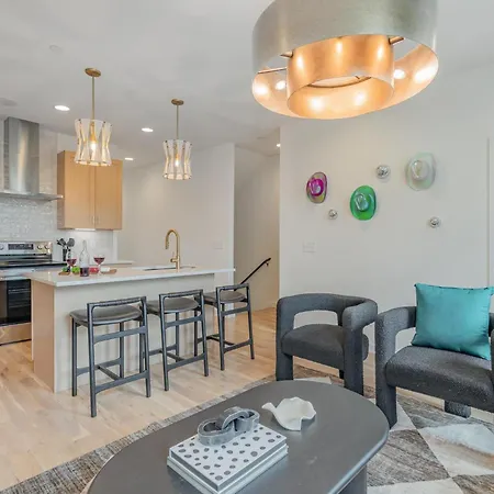 Bronco - Private Deck & Hot Tub - Mins To Broadway Holiday home *