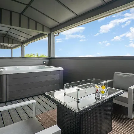 Holiday home Bronco - Private Deck & Hot Tub - Mins To Broadway *