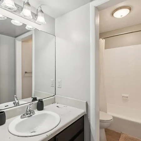 Jamestown B4 I Comfy 2 Bed 1 Bath Apartment *