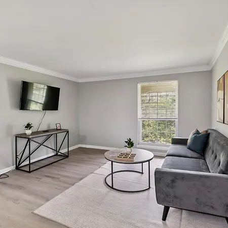 Jamestown C5 I Comfy 2 Bed 1 Bath Apartment