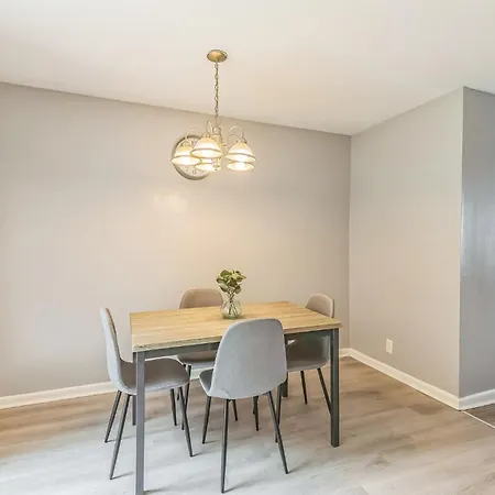 Jamestown E5 I Comfy 2 Bed 1 Bath Apartment