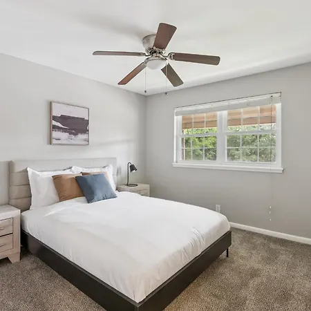 Jamestown D10 I Comfy 2 Bed 1 Bath Apartment *