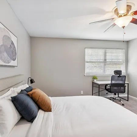 Jamestown E5 I Comfy 2 Bed 1 Bath Apartment