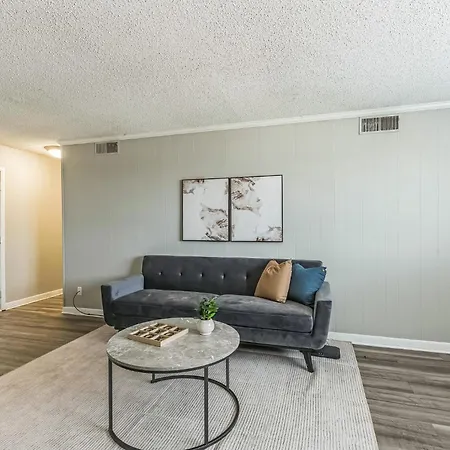 Avery D9 I Comfy 2 Bed 1 Bath Apartment *
