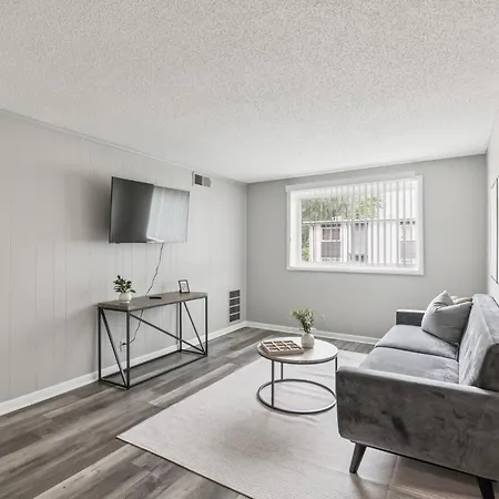 Avery D4 I Spacious 2 Bed 1 Bath *