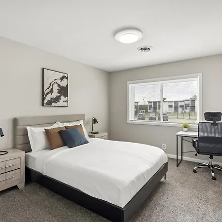 Avery D33 I Spacious 2 Bed 1 Bath Apartment *