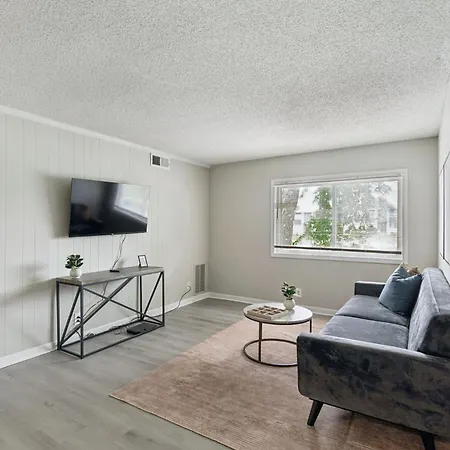 Avery D33 I Spacious 2 Bed 1 Bath Apartment *