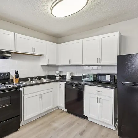 Avery D33 I Spacious 2 Bed 1 Bath *