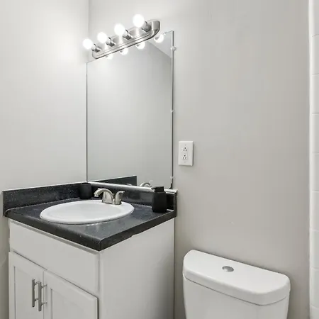 Avery D33 I Spacious 2 Bed 1 Bath *