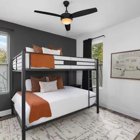 Holiday home 5br Rooftop Retreat 7 Min To Broadway