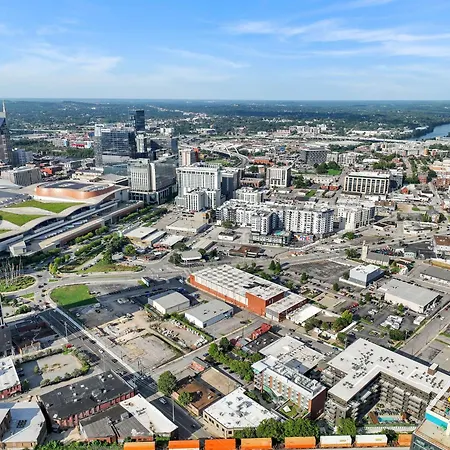 Beverly Nash Downtown, Incredible Skyline Views, Walk To Broadway! Holiday home Nashville