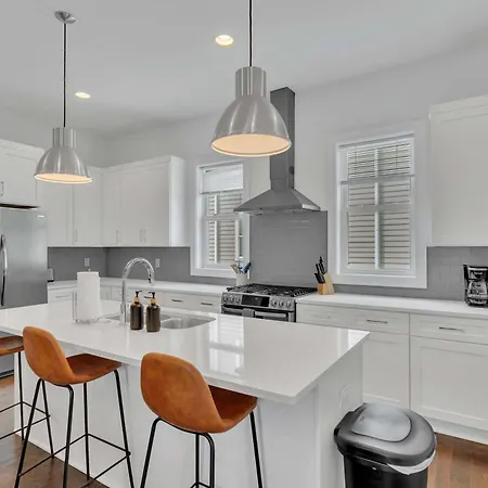 Huge Rooftop 5 Mins To Dwtn Sleeps 12 Holiday home Nashville