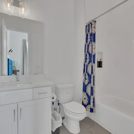 Holiday home Huge Rooftop 5 Mins To Dwtn Sleeps 12 *