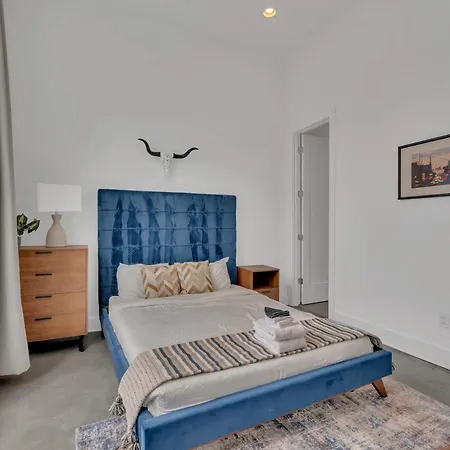 Huge Rooftop 5 Mins To Dwtn Sleeps 12 Holiday home Nashville
