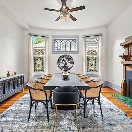 Stunning Close To Downtown And Bdwy
