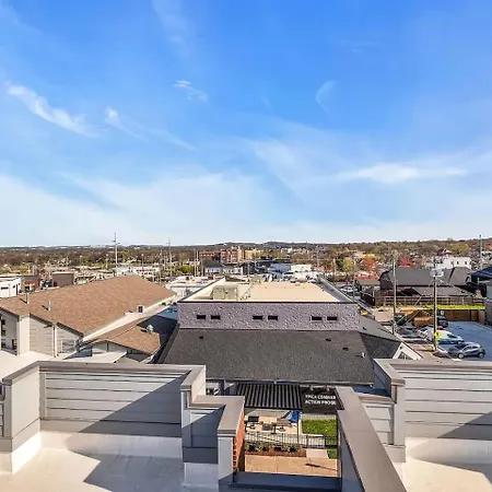 Private Rooftop With Garage Walk To Restaurants Shops And Coffee *