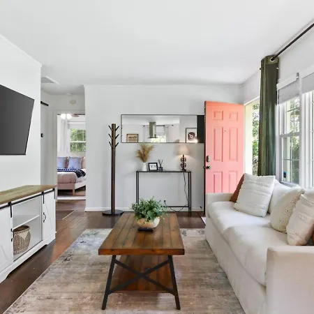 Holiday home Cozy House In Trendy East With A Patio And Grill *