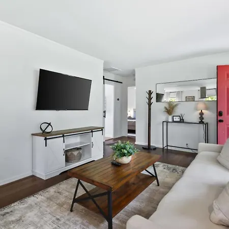 Holiday home Cozy House In Trendy East With A Patio And Grill *