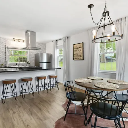 Holiday home Cozy House In Trendy East With A Patio And Grill *