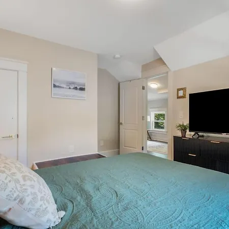 Charming 2br East Nash Duplex Great Location Apartment *