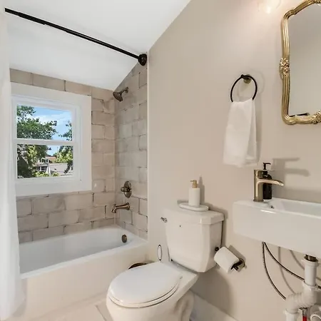 Charming 2br East Nash Duplex Great Location