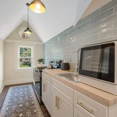 Charming 2br East Nash Duplex Great Location Apartment