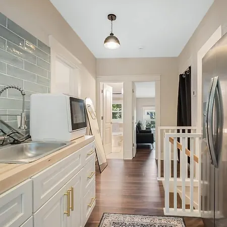 Charming 2br East Nash Duplex Great Location Apartment *