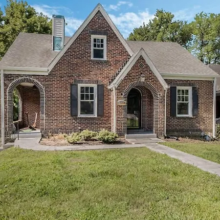 Charming 2br East Nash Duplex Great Location Apartment *