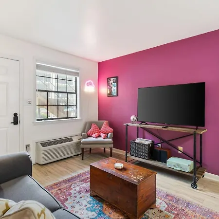 Pink Dreams - Walk To Live Music, Bars, Restaurants - Free Parking Holiday home Nashville
