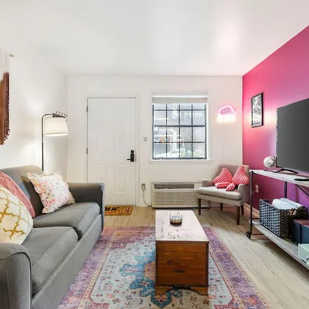 Pink Dreams - Walk To Live Music, Bars, Restaurants - Free Parking *