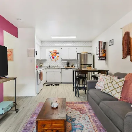 Holiday home Pink Dreams - Walk To Live Music, Bars, Restaurants - Free Parking