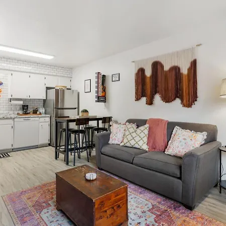 Holiday home Pink Dreams - Walk To Live Music, Bars, Restaurants - Free Parking