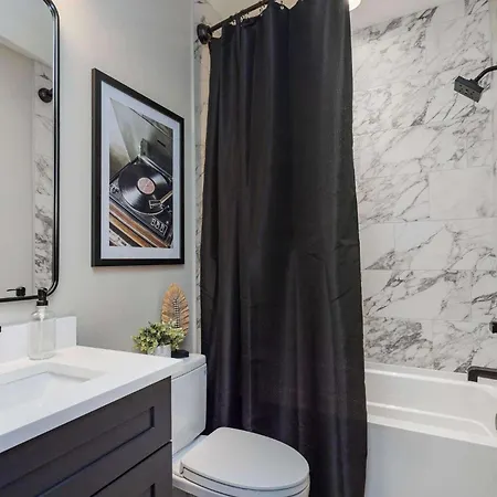 Downtown Views Glam Stations Close To Broadway Holiday home