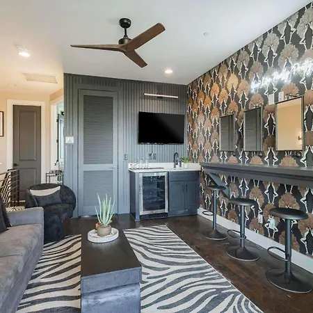 Holiday home Downtown Views Glam Stations Close To Broadway