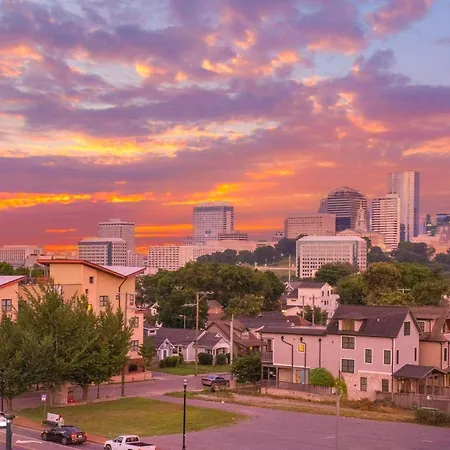 Downtown Views Glam Stations Close To Broadway Holiday home Nashville
