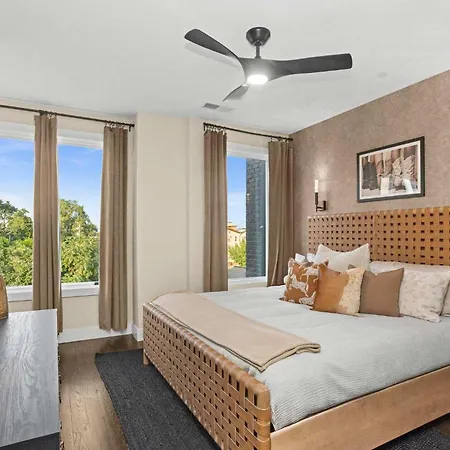 Downtown Views Glam Stations Close To Broadway