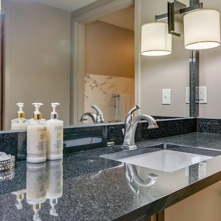 Charming Retreat For 2 Near Downtown & Broadway Apartment *