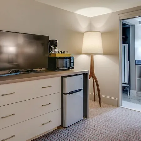 Charming Retreat For 2 Near Downtown & Broadway