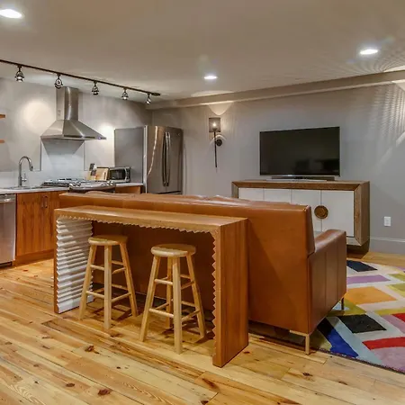 Comfy Family Retreat For 4 In Dt Walk To Broadway Holiday home *