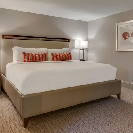 Charming Retreat For 2 Near Downtown & Broadway *
